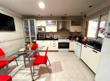 Casa · 300m² · 5 Ambientes · 2 Cocheras · Casa en Muy Buen Estado