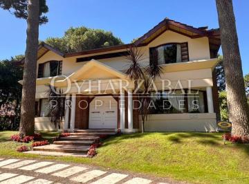 Casa · 260m² · 5 Ambientes · 1 Cochera · Casa - Lasalle