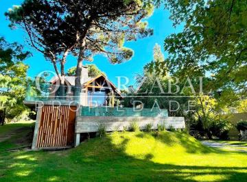 Casa · 360m² · 8 Ambientes · 2 Cocheras · Casa en Alquiler