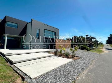 Casa · 300m² · 6 Ambientes · 1 Cochera · Casa en Alquiler