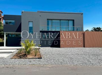Casa · 300m² · 6 Ambientes · 1 Cochera · Casa en Alquiler