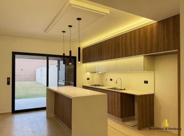 Casa · 192m² · 5 Ambientes · 2 Cocheras · Tríplex a Estrenar con Jardín y Doble Cochera – Confort y Estilo en Cada Rincón