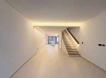 Casa · 192m² · 5 Ambientes · 2 Cocheras · Tríplex a Estrenar con Jardín y Doble Cochera – Confort y Estilo en Cada Rincón