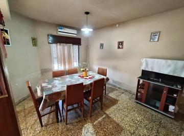 Casa · 140m² · 4 Ambientes · 1 Cochera · Casa de 3 Dorm. y Cochera en B° Las Mellizas