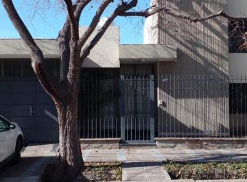 Casa · 6 Ambientes · 1 Cochera · Casa en Mendoza
