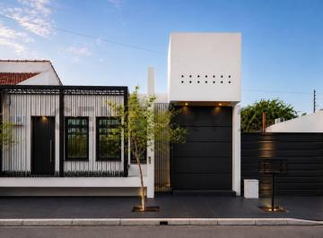 Casa · 126m² · 4 Ambientes · 1 Cochera · Venta de Casa