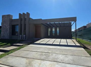 Casa · 225m² · 6 Ambientes · 2 Cocheras · Casa en Barrio Lar de Boedo