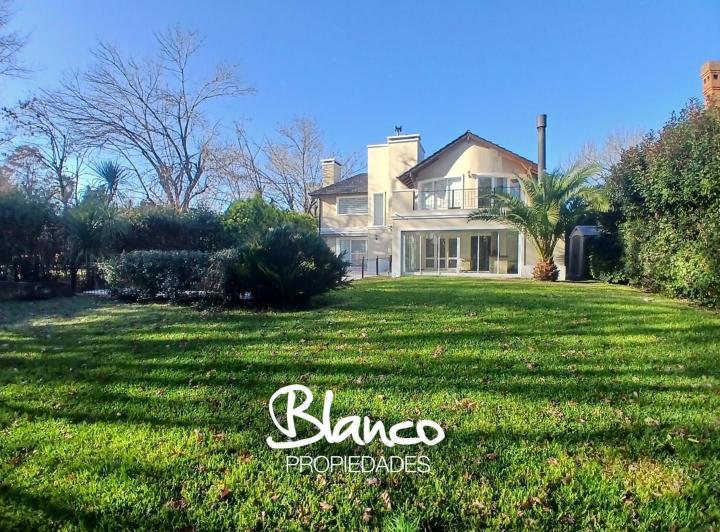 Casa · 255m² · 5 Ambientes · 2 Cocheras