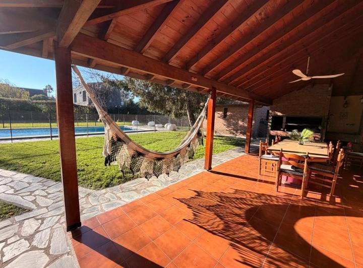 Casa · 200m² · 4 Ambientes · 7 Cocheras