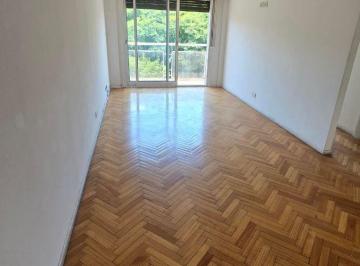 Departamento de 3 ambientes, Villa Urquiza · Muy Buen Dpto 3 Amb con Bcon Corrido Frente a La Plaza