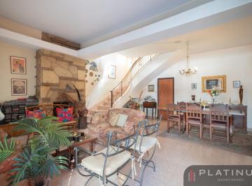 Casa · 196m² · 7 Ambientes · 1 Cochera · Casa en Venta de 3 Dorm. con Cochera - Barrio Cofico