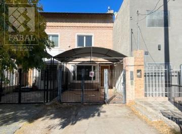 Casa · 80m² · 3 Ambientes · 1 Cochera · Casa Alquiler María Auxiliadora, 2 Dorm., 2 Baños, Patio y Cochera