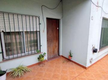 Casa en Venta de 6 ambientes Isidro Casanova · Venta Casa 6 Amb Isidro Casanova Cochera y Patio