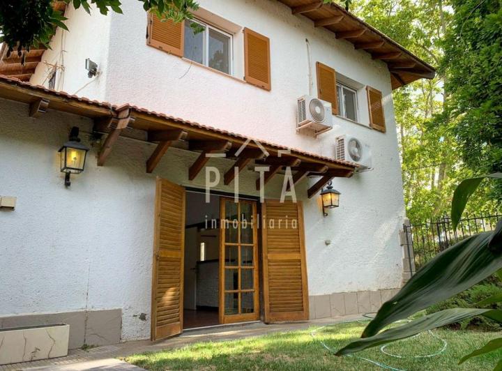 Casa · 1867m² · 7 Ambientes · 1 Cochera