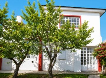 Casa · 180m² · 5 Ambientes · Casa 3 Habitaciones con Quincho