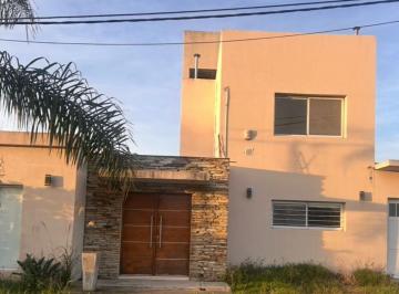 Casa · 92m² · 4 Ambientes · 1 Cochera · Casa 2 Dorm., Pileta y Quincho, Oro Verde