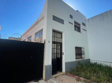 Casa · 85m² · 3 Ambientes · 2 Cocheras · Casa en a Refaccionar/demoler Importante Lote