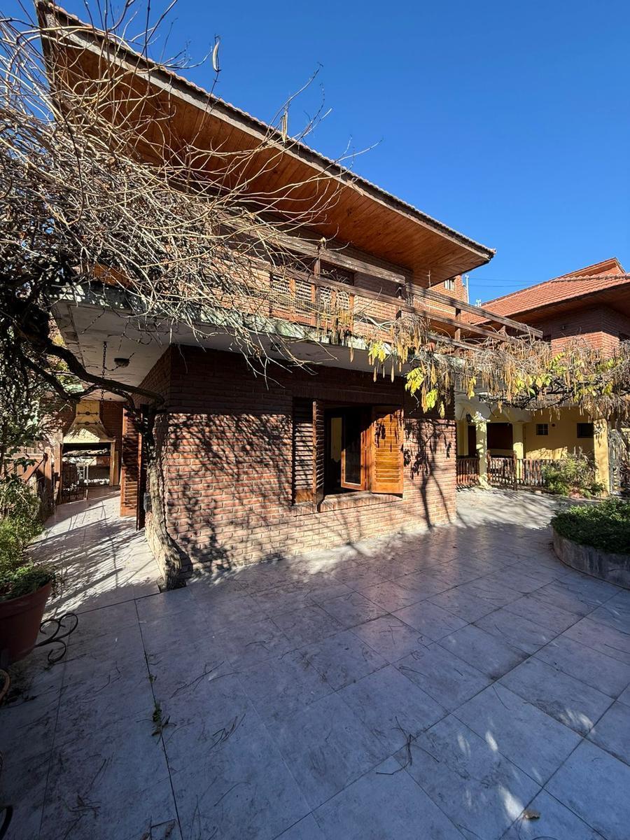 Chalet 5 amb, 231m² en Don Bosco con jardín y cochera