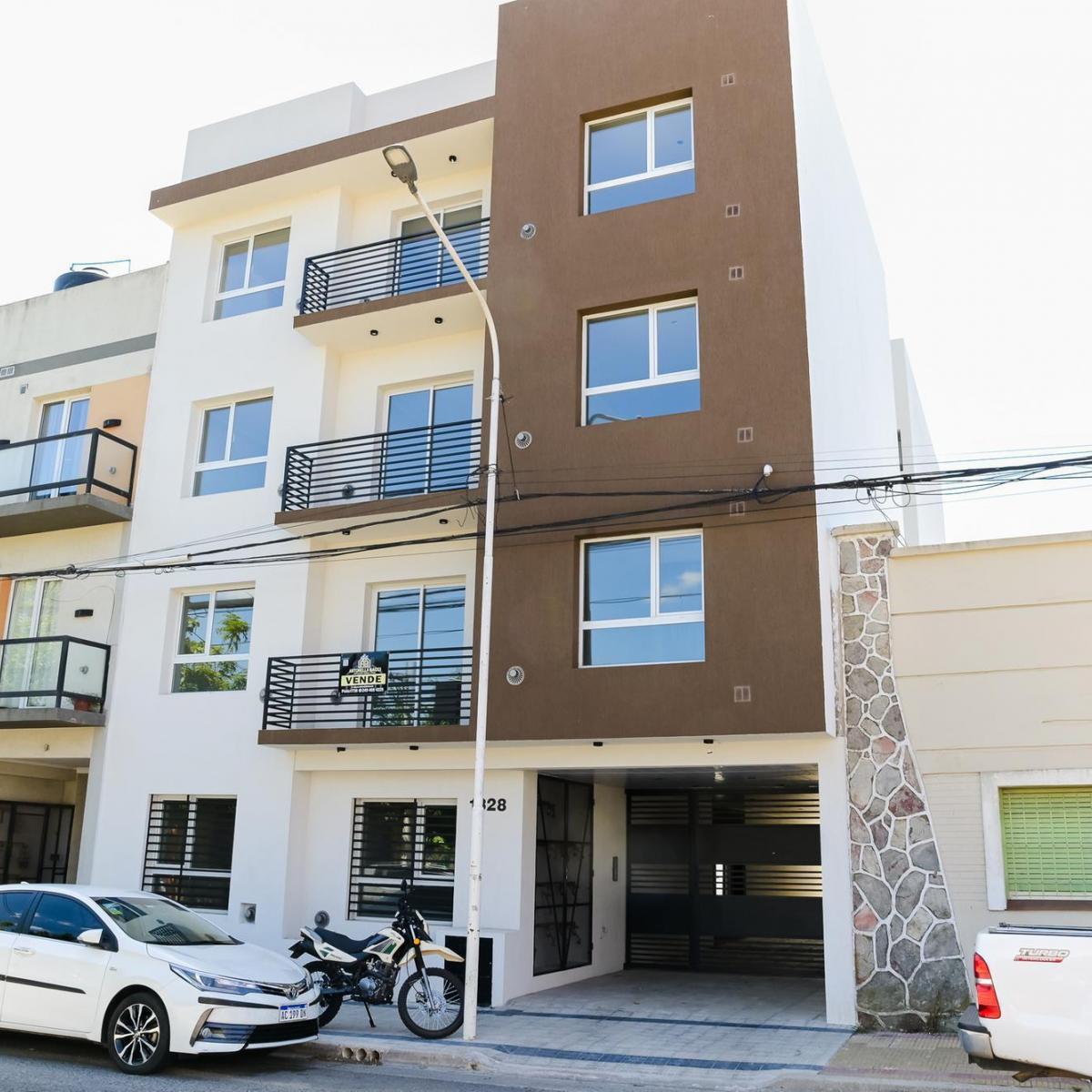 Depto 2 amb, 47m² con patio y cochera — Edificio moderno en el Centro