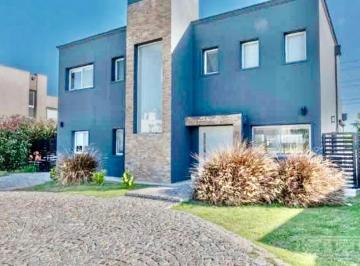 Casa · 230m² · 6 Ambientes · 2 Cocheras · Casa en Alquiler Al Lago en Barrio San Gabriel - Tigre