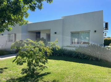 Casa · 140m² · 4 Ambientes · 2 Cocheras · Casa en Venta con Renta - Barrio San Francisco - Villanueva
