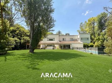 Casa · 375m² · 5 Ambientes · 2 Cocheras · Casa en Venta en Saint Thomas Norte