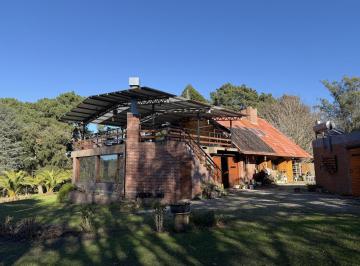 Casa · 250m² · 5 Ambientes · 2 Cocheras · Casa Quinta de Categoría en La Peregrina | Pileta, Naturaleza y Confort
