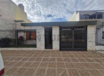 Casa · 132m² · 6 Ambientes · 1 Cochera · Hermosa Casa Familiar