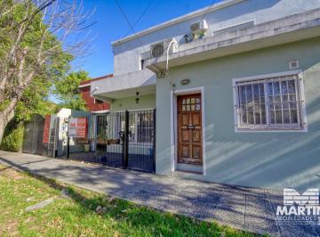 Casa · 180m² · 6 Ambientes · Casa Multifamiliar en Venta en Martinez con Patio
