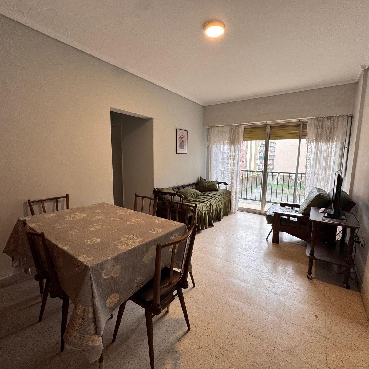 Departamento de 2 ambientes en venta al contrafrente, con balcón saliente