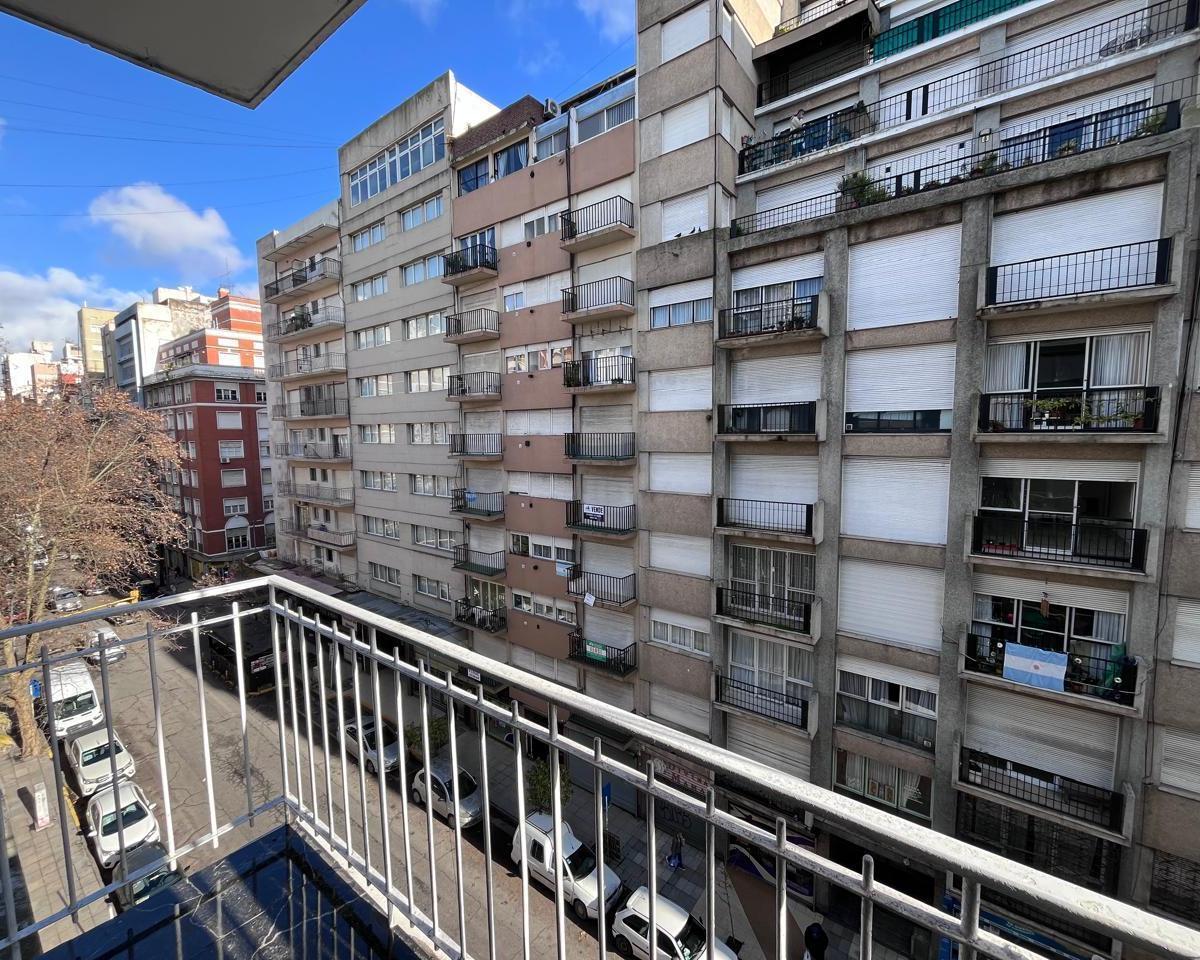 2 ambientes externo con balcón a la calle, muy luminoso y completamente amoblado