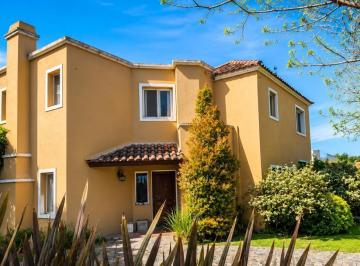 Casa · 188m² · 5 Ambientes · Barrio El Recodo, Excelente Casa Apta Credito