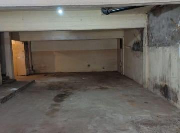 Garage , Flores · Cochera Cubierta a Nivel de Vereda Para 6 Automóviles