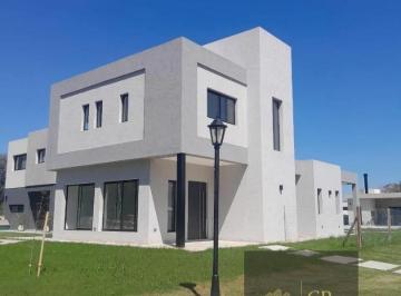 Casa · 173m² · 5 Ambientes · 2 Cocheras · Mlm. Increíble Casa en Barrio Santa Elisa, Pilar del Este