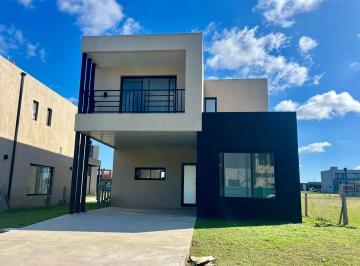Casa · 133m² · 5 Ambientes · 1 Cochera · Casa en Alquiler en El Aljibe con Pileta