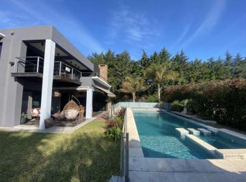 Casa · 271m² · 6 Ambientes · 1 Cochera · Casa en Venta en Los Naranjos - Canning
