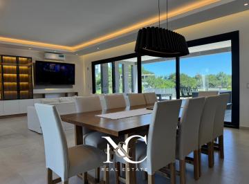 Casa · 294m² · 6 Ambientes · Casa en Alquiler en Costa Esmeralda