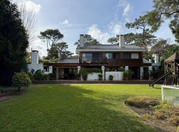 Casa de 7 ambientes, Uruguay · Casa de 1600 m² con 5 Dorm. en Venta en Playa Mansa, Punta del Este
