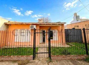 Casa · 100m² · 3 Ambientes · 1 Cochera · Casa de 2 Dorm. con Amplio Patio Verde