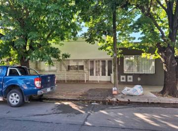 Casa · 90m² · 4 Ambientes · 1 Cochera · 38 Entre 26 y 27 - Casa en Alquiler