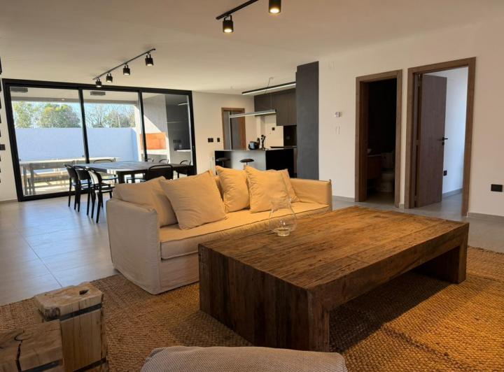 Casa · 254m² · 7 Ambientes · 2 Cocheras