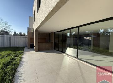 Casa · 152m² · 5 Ambientes · 2 Cocheras · Casa en Chacras de Coria