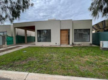 Casa · 140m² · 5 Ambientes · 2 Cocheras · Openhouse Vende Casa en Bº Lar de Drummond