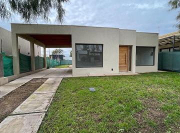 Casa · 140m² · 5 Ambientes · 2 Cocheras · Openhouse Vende Casa en Bº Lar de Drummond