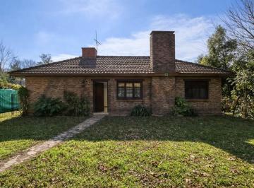 Casa · 180m² · 6 Ambientes · 6 Cocheras · Casa de 3 Dorm. en Alquiler, City Bell