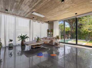 Casa · 220m² · 5 Ambientes · 2 Cocheras · Casa en Alquiler en Country Banco Provincia