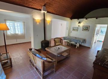 Casa · 160m² · 4 Ambientes · 4 Cocheras · Casa en Venta 4 Ambientes con Quinco, Parrilla, Pileta en Pilar