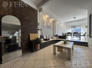 Casa · 248m² · 5 Ambientes · 2 Cocheras · Venta Casa 5 Ambientes con Cochera y Patio en Bernal Oeste