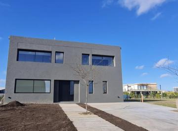 Casa · 327m² · 1 Ambiente · 2 Cocheras · Casa en Puertos del Lago