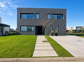 Casa · 327m² · 5 Ambientes · 2 Cocheras · Casa en Puertos del Lago